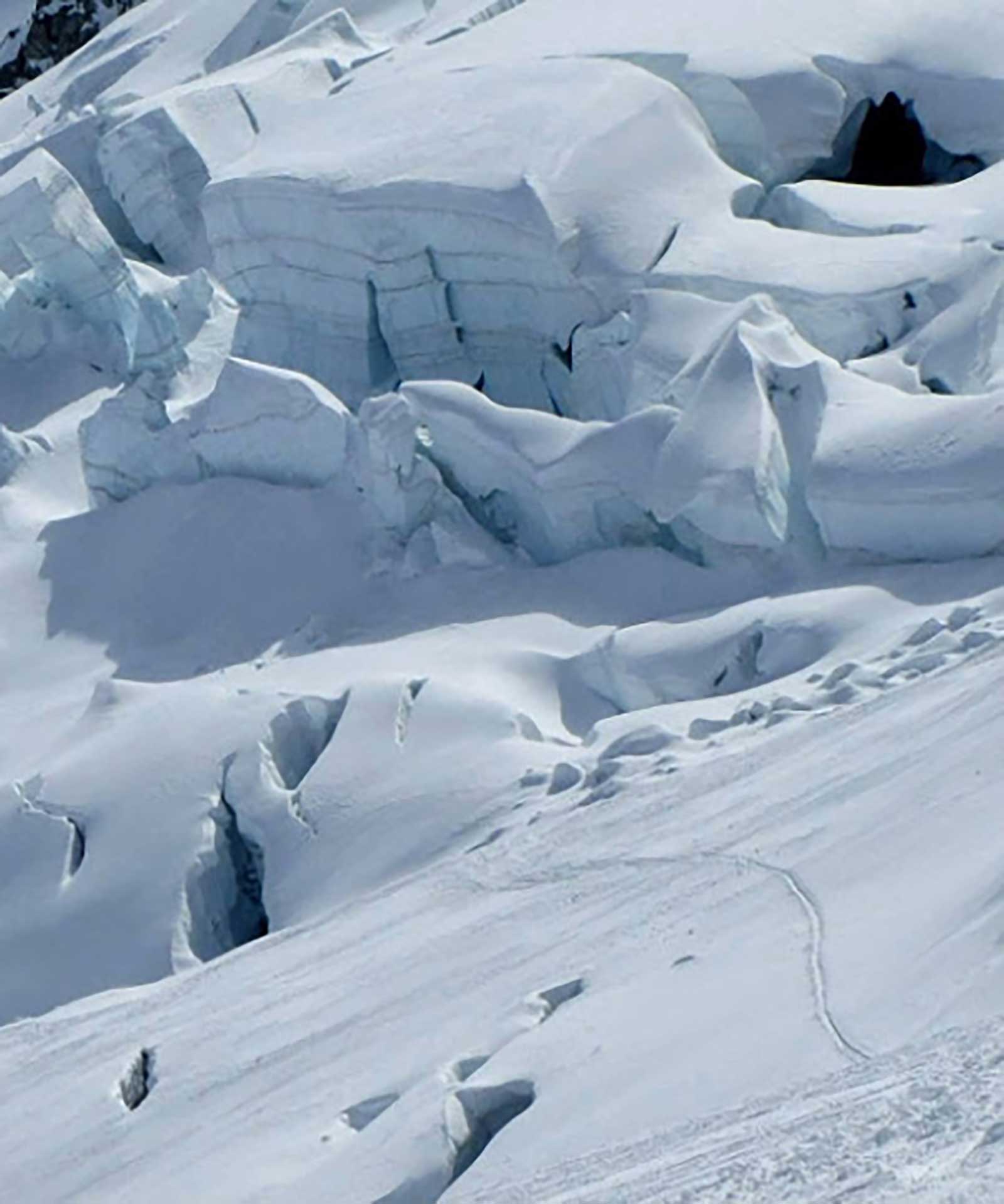 Snowboarder dies in Vallée Blanche after falling 30m into a crevasse