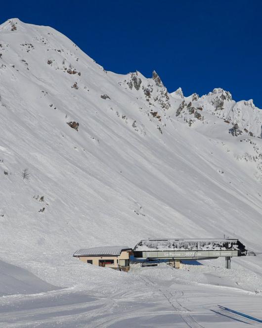 An avalanche has just grazed the Parsa chairlift station at Brévent